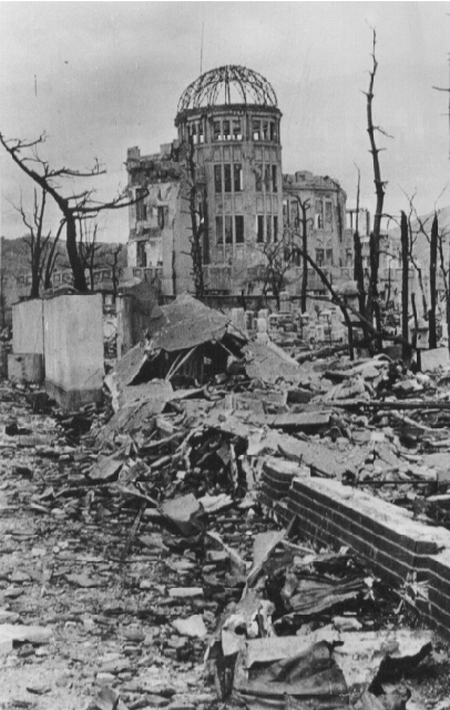 Nach der Bombe – die skelettähnliche Ruine der Halle zur Förderung der Industrie der Präfektur Hiroshima, Oktober 1945