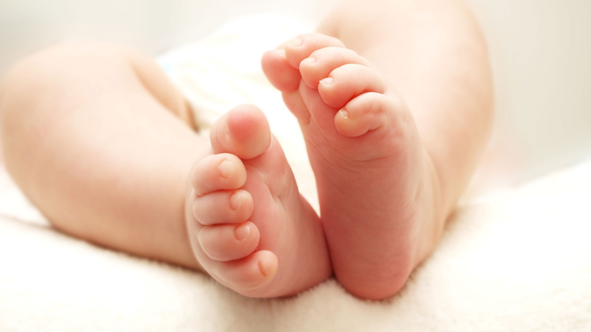У мамы есть ноги. Ножки малыша. Ножка новорожденного. Пятки новорожденного. Ножки и ручки ребенка.