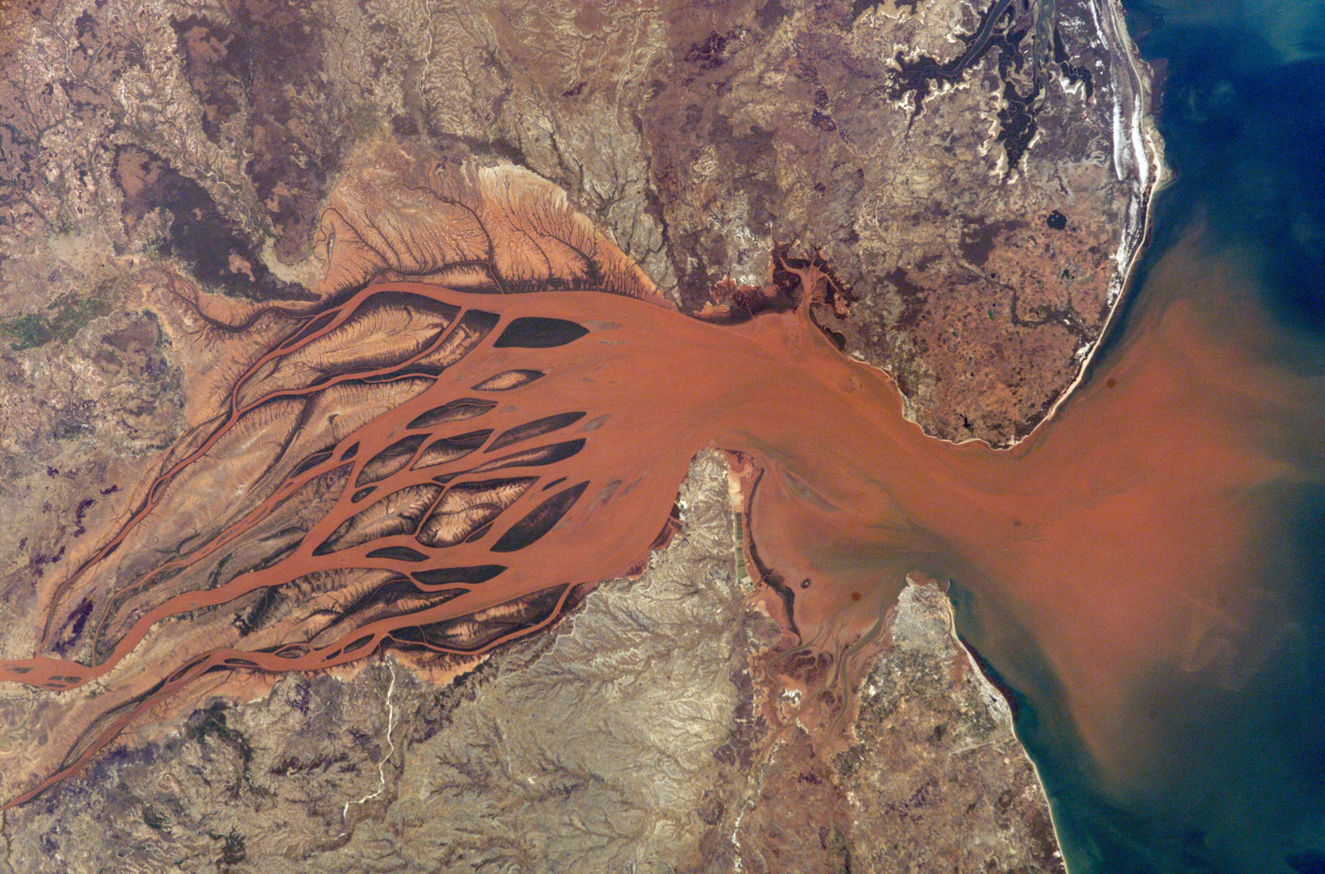 Estuaire du fleuve Betsiboka à Madagascar, avec les sédiments rougeâtres, produits de l’érosion du sol