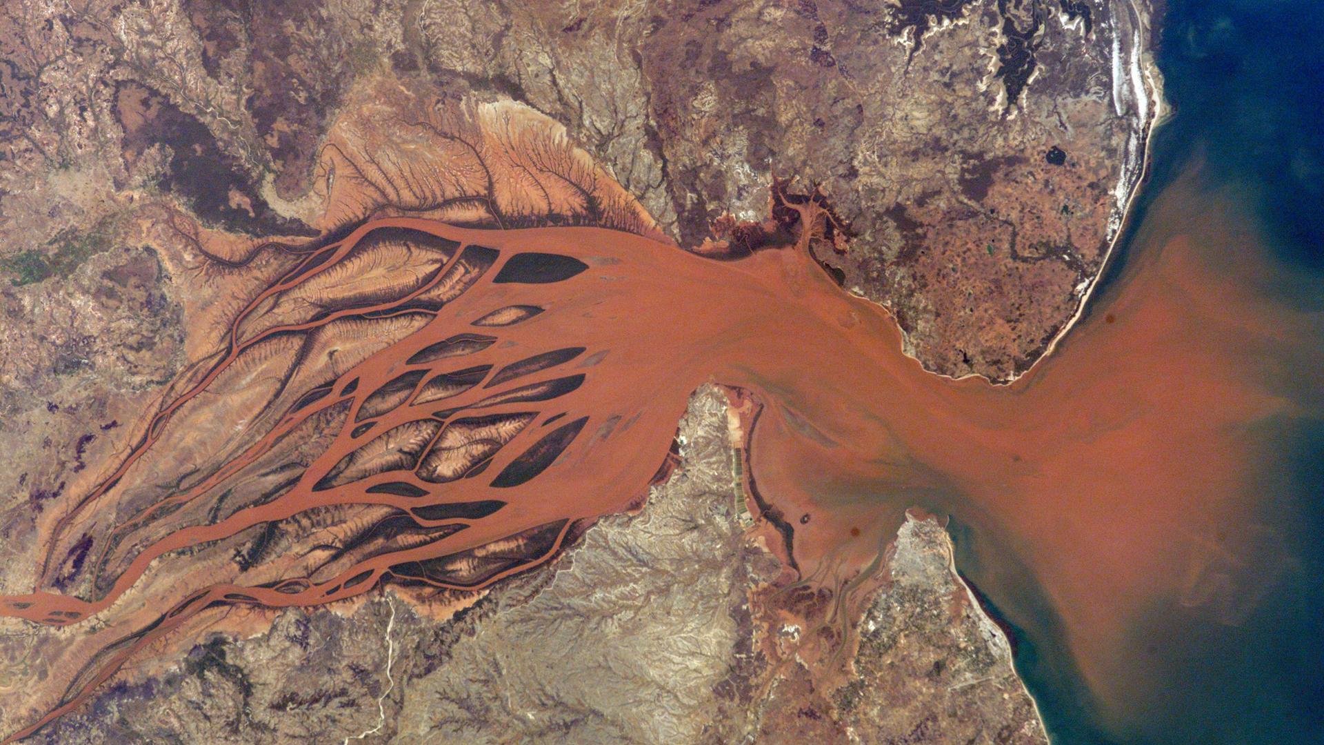 Estuaire du fleuve Betsiboka à Madagascar, avec les sédiments rougeâtres, produits de l’érosion du sol