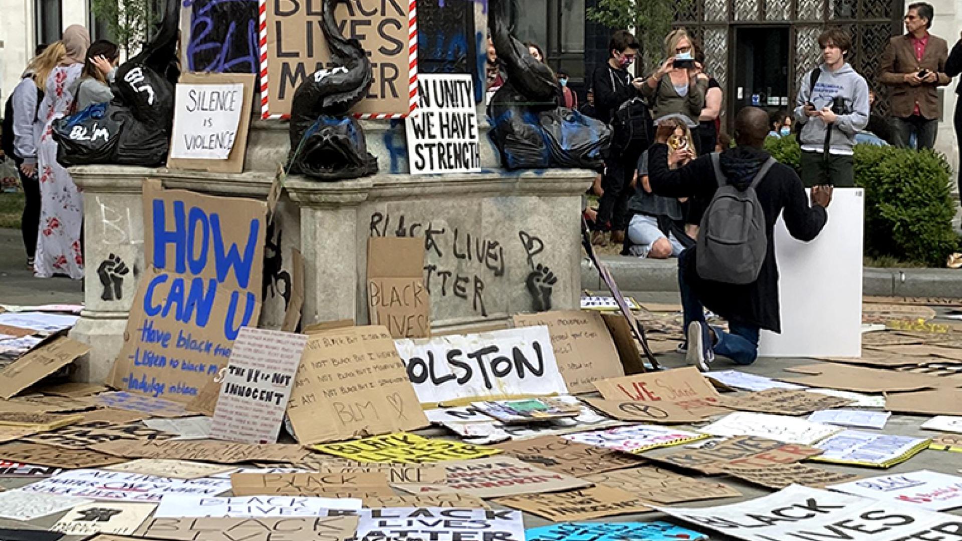 Piédestal vide de la statue d’Edward Colston à Bristol, recouvert d’affiches antiracistes.